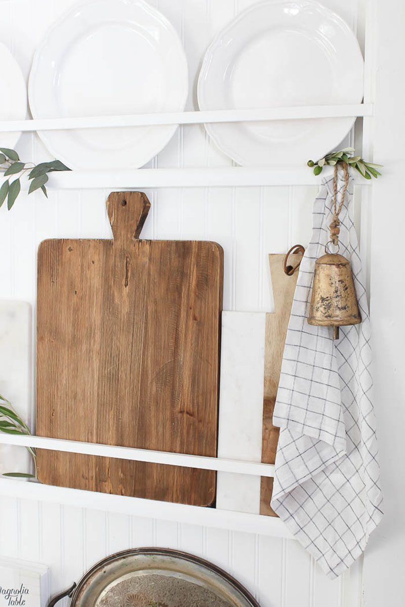 We have some Charming and Inexpensive Farmhouse Kitchen Updates for you today. A quick and easy way to give your Farmhouse Kitchen a new and fresh look!