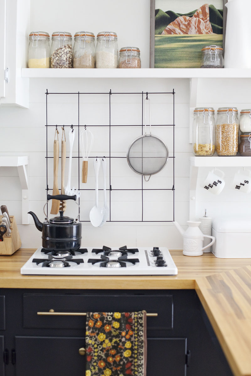 We have some Charming and Inexpensive Farmhouse Kitchen Updates for you today. A quick and easy way to give your Farmhouse Kitchen a new and fresh look!