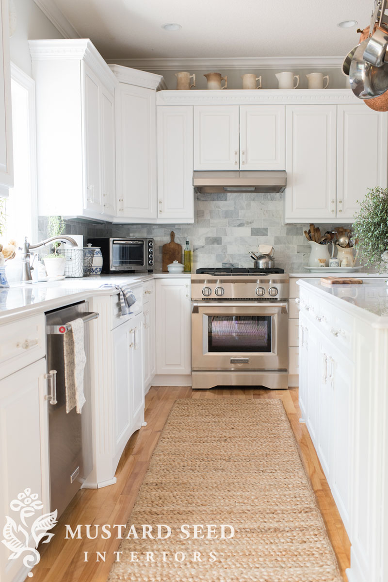 We have some Charming and Inexpensive Farmhouse Kitchen Updates for you today. A quick and easy way to give your Farmhouse Kitchen a new and fresh look!
