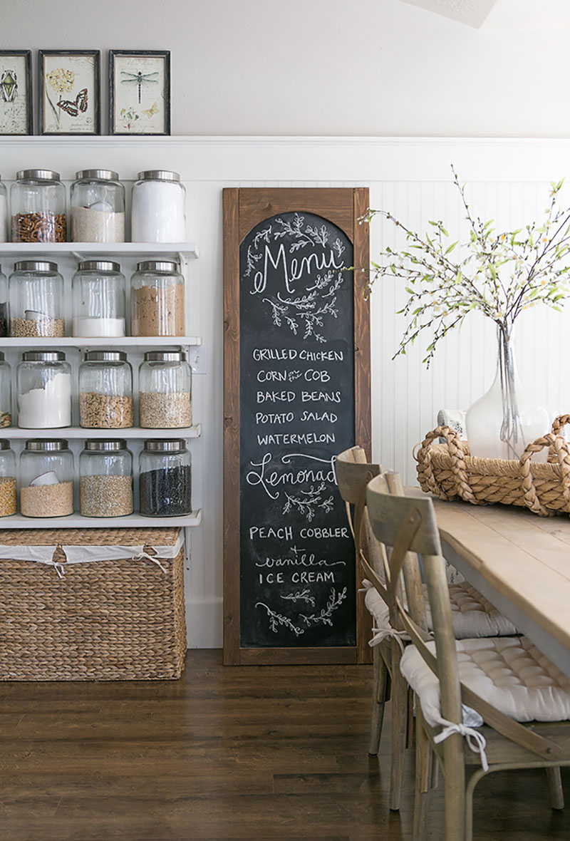 We have some Charming and Inexpensive Farmhouse Kitchen Updates for you today. A quick and easy way to give your Farmhouse Kitchen a new and fresh look!