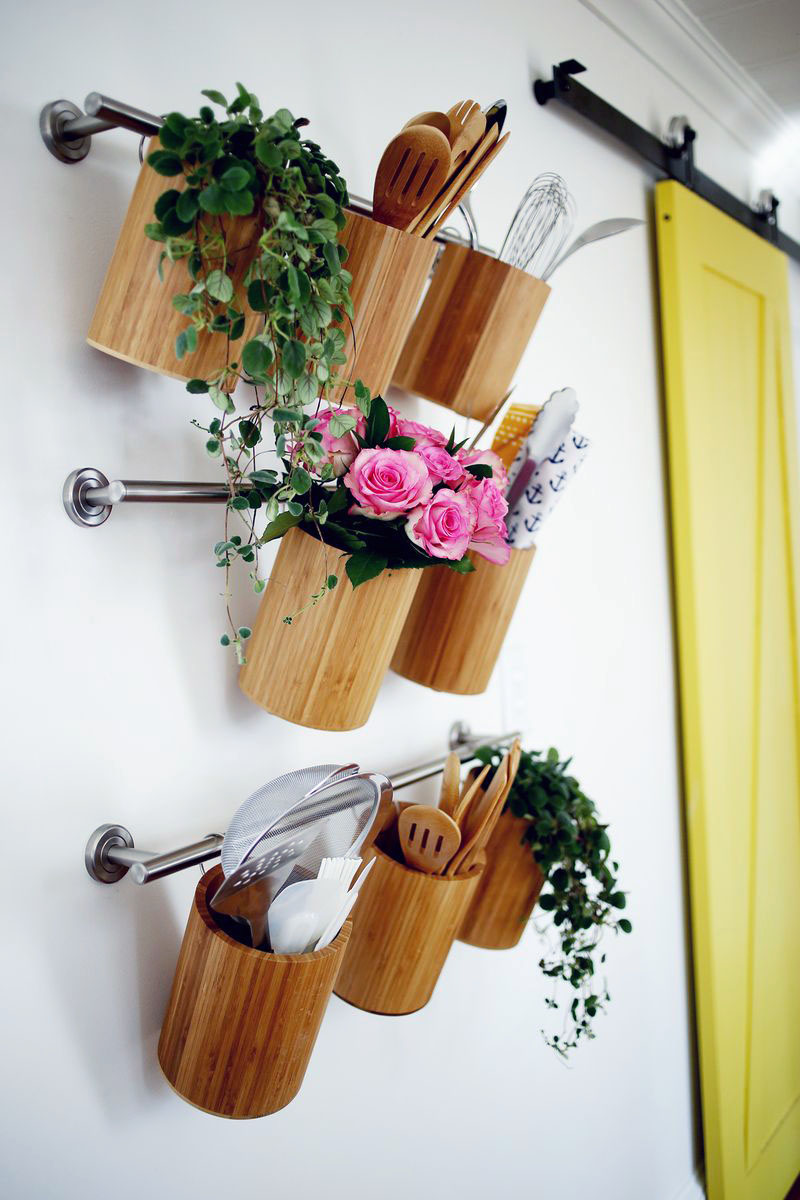We have some Charming and Inexpensive Farmhouse Kitchen Updates for you today. A quick and easy way to give your Farmhouse Kitchen a new and fresh look!