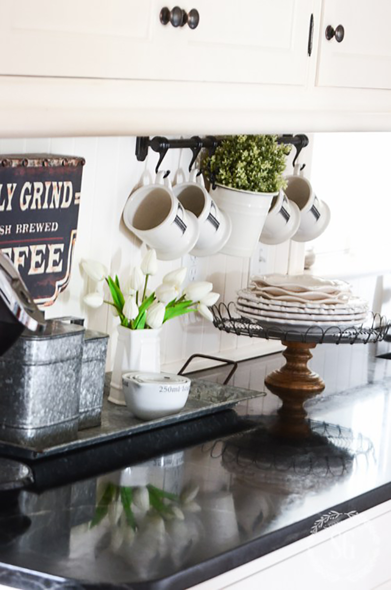 We have some Charming and Inexpensive Farmhouse Kitchen Updates for you today. A quick and easy way to give your Farmhouse Kitchen a new and fresh look!