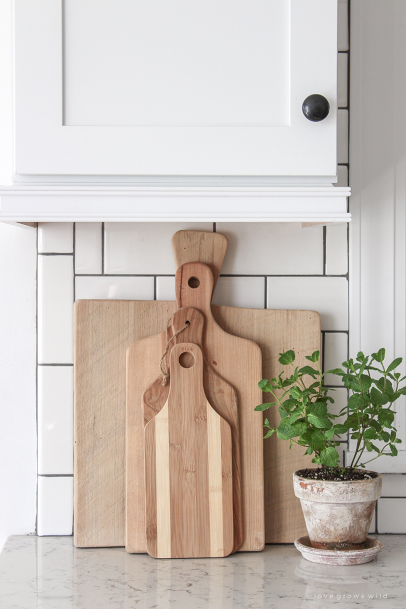 We have some Charming and Inexpensive Farmhouse Kitchen Updates for you today. A quick and easy way to give your Farmhouse Kitchen a new and fresh look!