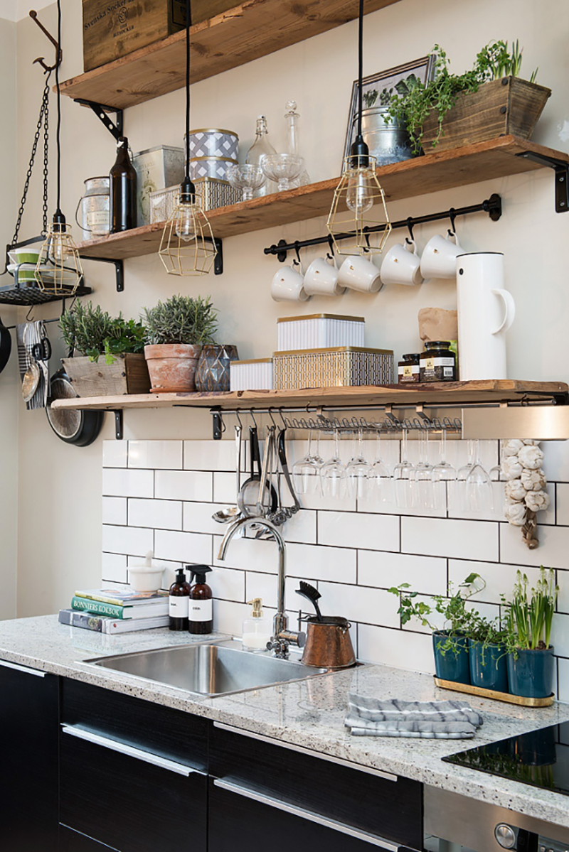 We have some Charming and Inexpensive Farmhouse Kitchen Updates for you today. A quick and easy way to give your Farmhouse Kitchen a new and fresh look!