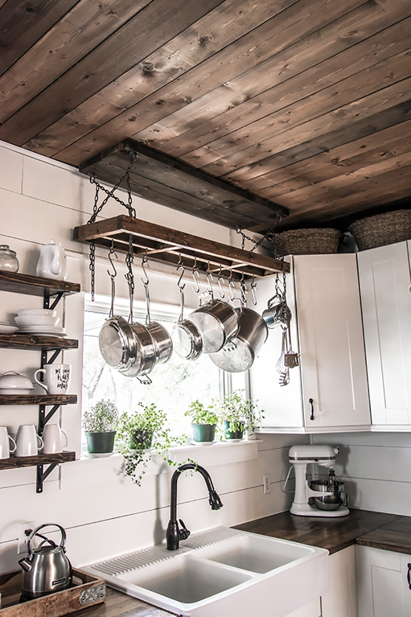 We have some Charming and Inexpensive Farmhouse Kitchen Updates for you today. A quick and easy way to give your Farmhouse Kitchen a new and fresh look!