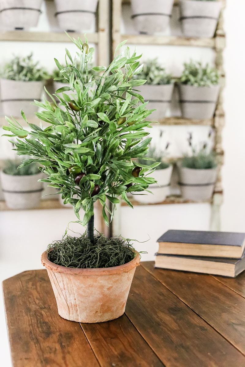 Time for some Budget Friendly Quick & Easy Farmhouse DIYS that are absolutely fabulous! Each one of these creations will be amazing in your home.