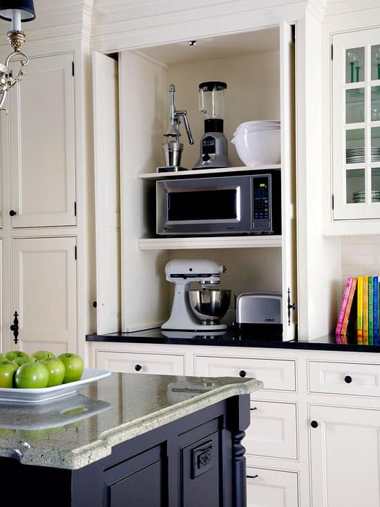 These 12 Ways to Organize Your Kitchen in 10 Minutes or Less are going to have you totally organized in no time! You won't believe what these little difference will make in your daily Kitchen Life!