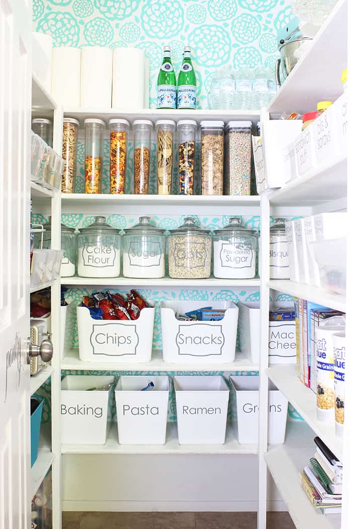 These 12 Ways to Organize Your Kitchen in 10 Minutes or Less are going to have you totally organized in no time! You won't believe what these little difference will make in your daily Kitchen Life!