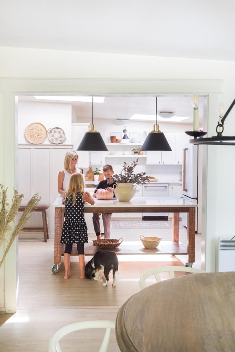 Come and check out these Quick and Easy Fall Kitchen Decorating Ideas with Farmhouse Style that will put a smile on your space! You don’t need much time at all and the touches are very budget friendly!