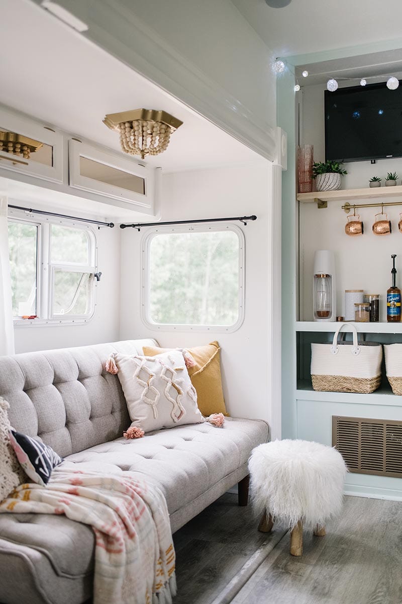 Fabulous and Fresh Farmhouse DIYS and Ideas are waiting to inspire you to create. All the newest projects in the Farmhouse World all in one place to enjoy!