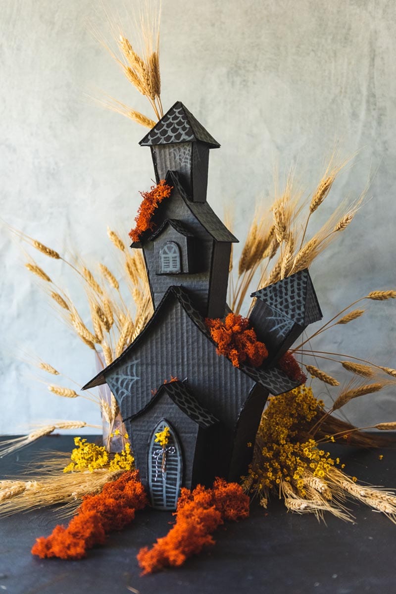It is time for some Fresh and Trendy DIY Crafts To Make For The Fall! So many inspirational Crafts are waiting for you to choose from. One is perfect to make to celebrate the Season!