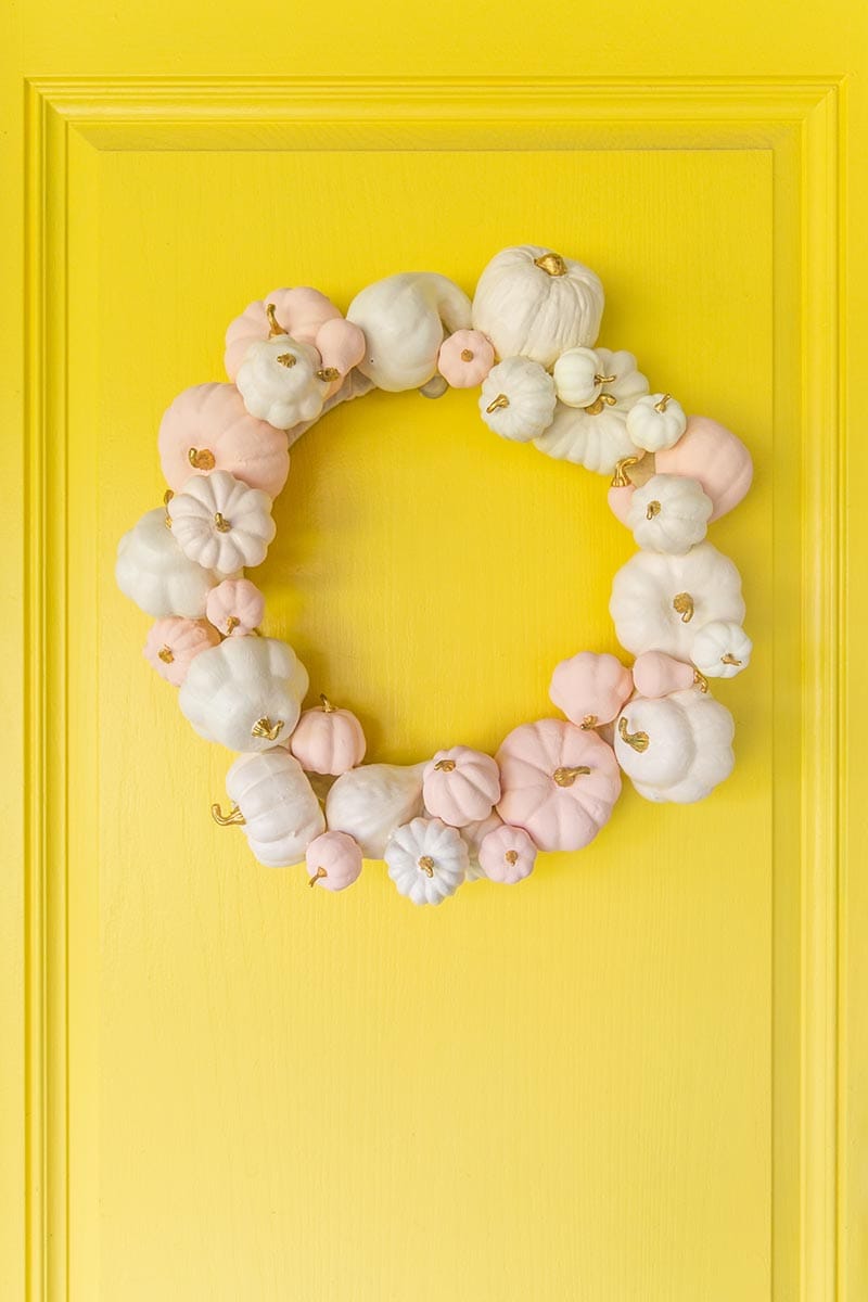 It is time for some Fresh and Trendy DIY Crafts To Make For The Fall! So many inspirational Crafts are waiting for you to choose from. One is perfect to make to celebrate the Season!