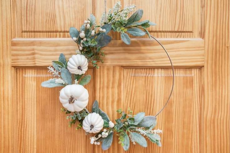 These 30 Minute or Less Fall Farmhouse Crafts just might be what you are looking for to add that last minute touch of Fall Farmhouse Charm to your space!