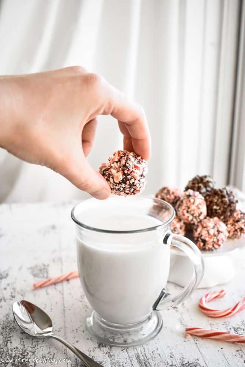 This Tasty Collection of Hot Chocolate Bombs is going to make you, family and friends very happy. Tons of recipes that taste simply amazing!