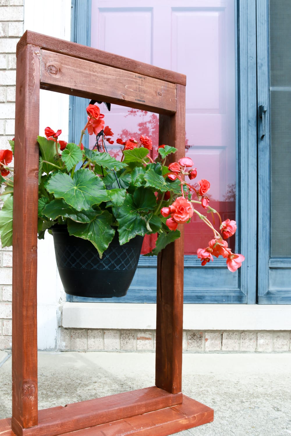 Here is a collection of Fabulous Outdoor DIY 2X4 Furniture Projects that will save you tons! Each piece is amazing and your budget will never feel the pinch but your yard will look incredible!