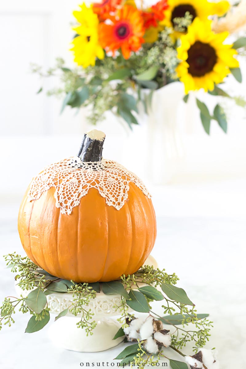 These 30 Minutes or Less Fall Farmhouse Crafts just might be what you are looking for to add that last minute touch of Fall Farmhouse Charm to your space!
