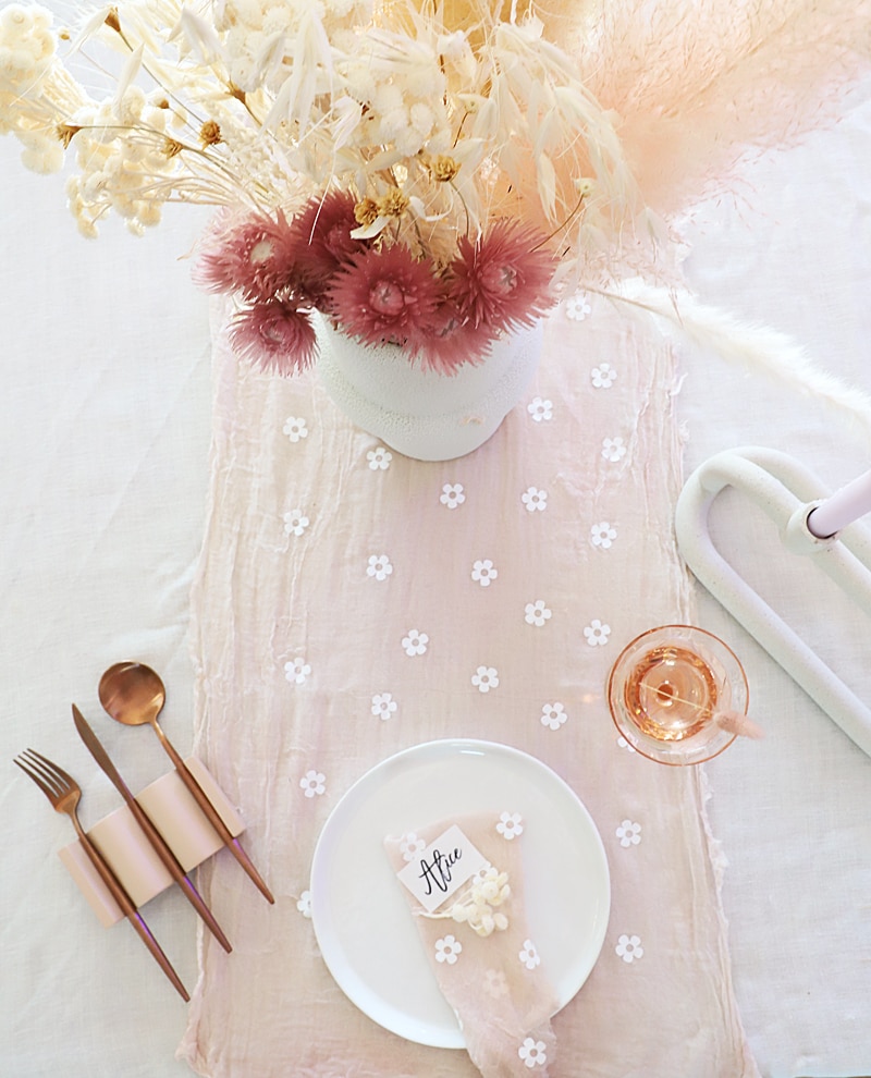 Do you know what it is time for? Fresh and Trendy DIY Crafts To Make This Weekend of course. Tons of inspirational Crafts are waiting for you to choose from. One is perfect to make this weekend!
