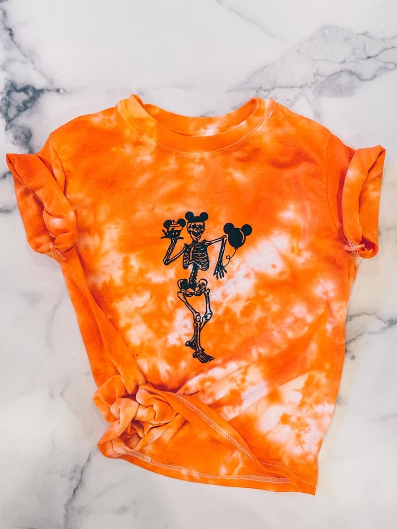Here’s a collection of some Fun Trendy DIY Fall Crafts that Everyone Can Make. A whole lot of Fall and Halloween… and more!