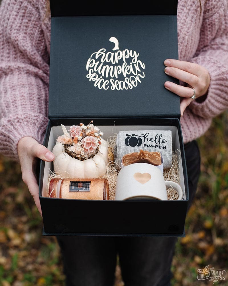 Here’s a collection of some Fun Trendy DIY Fall Crafts that Everyone Can Make. A whole lot of Fall and Halloween… and more!