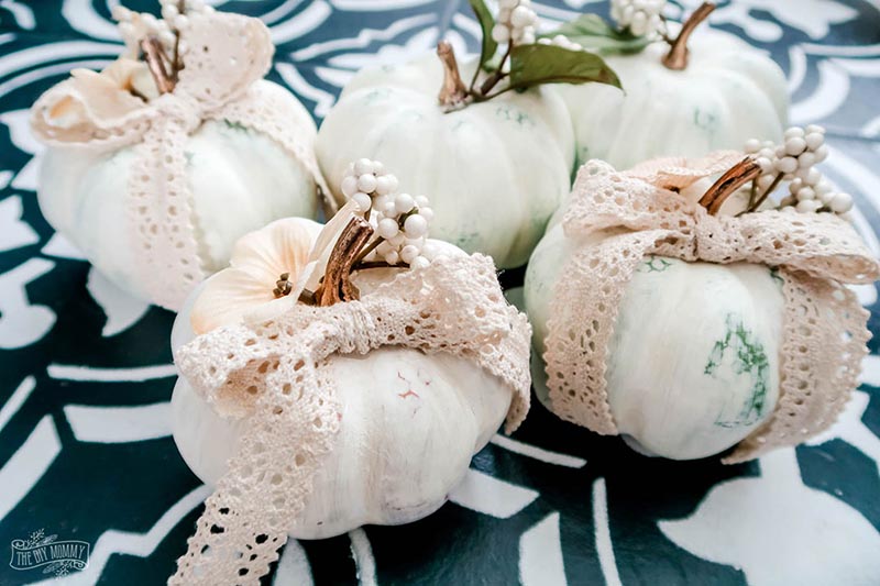 Here’s a collection of some Fun Trendy DIY Fall Crafts that Everyone Can Make. A whole lot of Fall and Halloween… and more!