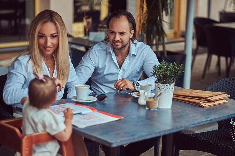 You are going to find that these 10 Top Tips for Dining Out With Kids will be very helpful!
