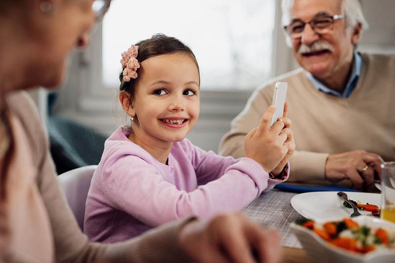 You are going to find that these 10 Top Tips for Dining Out With Kids will be very helpful!