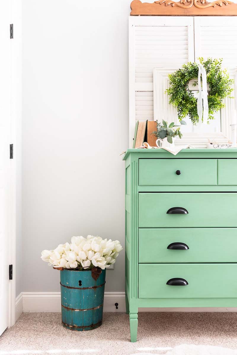 Charms and Chic Farmhouse Thrift Store Makeovers are going to Inspired you to create your own original diy project that will be amazing!