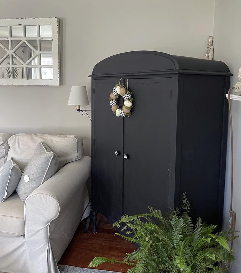 Charms and Chic Farmhouse Thrift Store Makeovers are going to Inspired you to create your own original diy project that will be amazing!