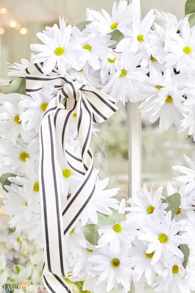 It’s time for another dose of cheer and creativity with Fresh and Trendy DIY Crafts To Make This Weekend! We’re bringing you a wide range of crafts that are hot off the press. We’ve scoured the best Craft Blogs to curate some fantastic goodies just for you!
