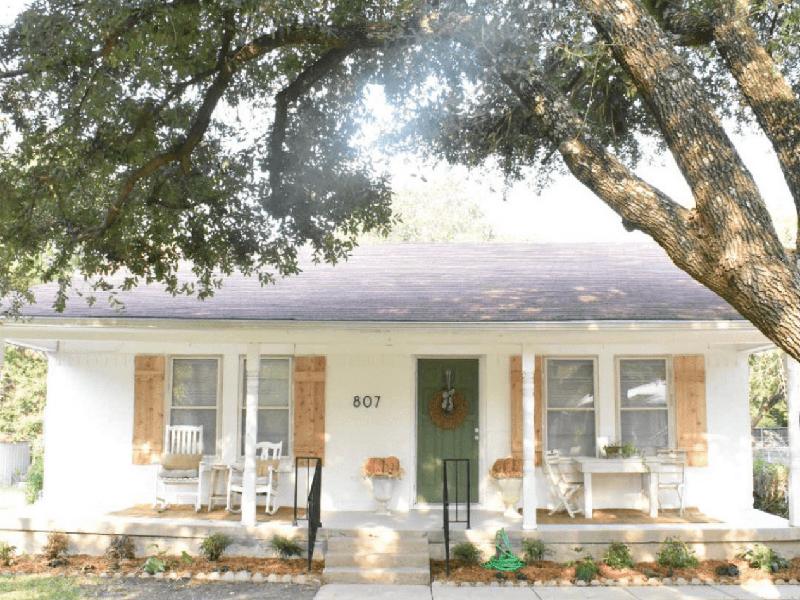 Discover a curated list of fabulous and fresh farmhouse DIYs to cozy up your home this Fall! Blogs and Instagram accounts included.