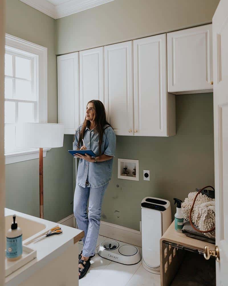 Discover a curated list of fabulous and fresh farmhouse DIYs to cozy up your home this Fall! Blogs and Instagram accounts included.
