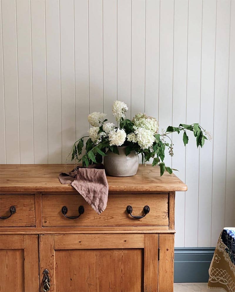 Discover a curated list of fabulous and fresh farmhouse DIYs to cozy up your home this Fall! Blogs and Instagram accounts included.