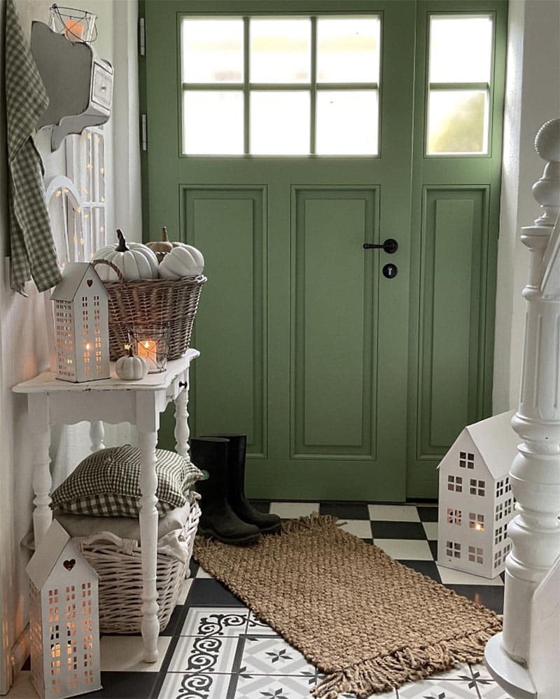 Discover a curated list of fabulous and fresh farmhouse DIYs to cozy up your home this Fall! Blogs and Instagram accounts included.