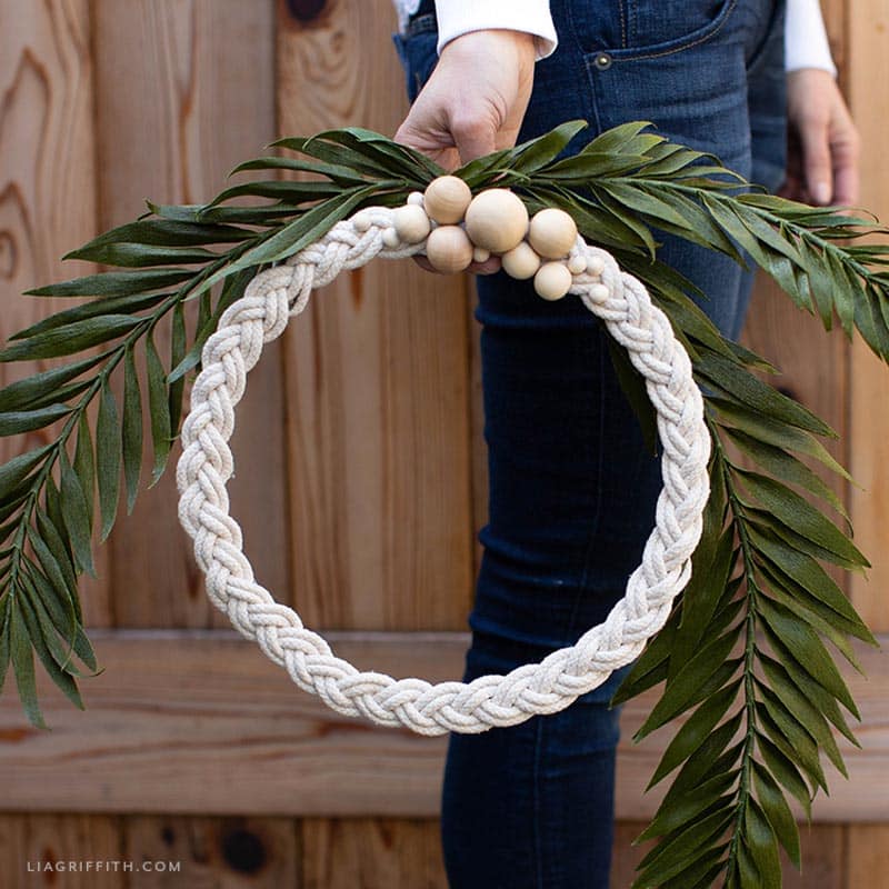 Transform your home with 50+ Farmhouse Fall Wreath DIY projects! Embrace the beauty of autumn with charming wreaths for every style.