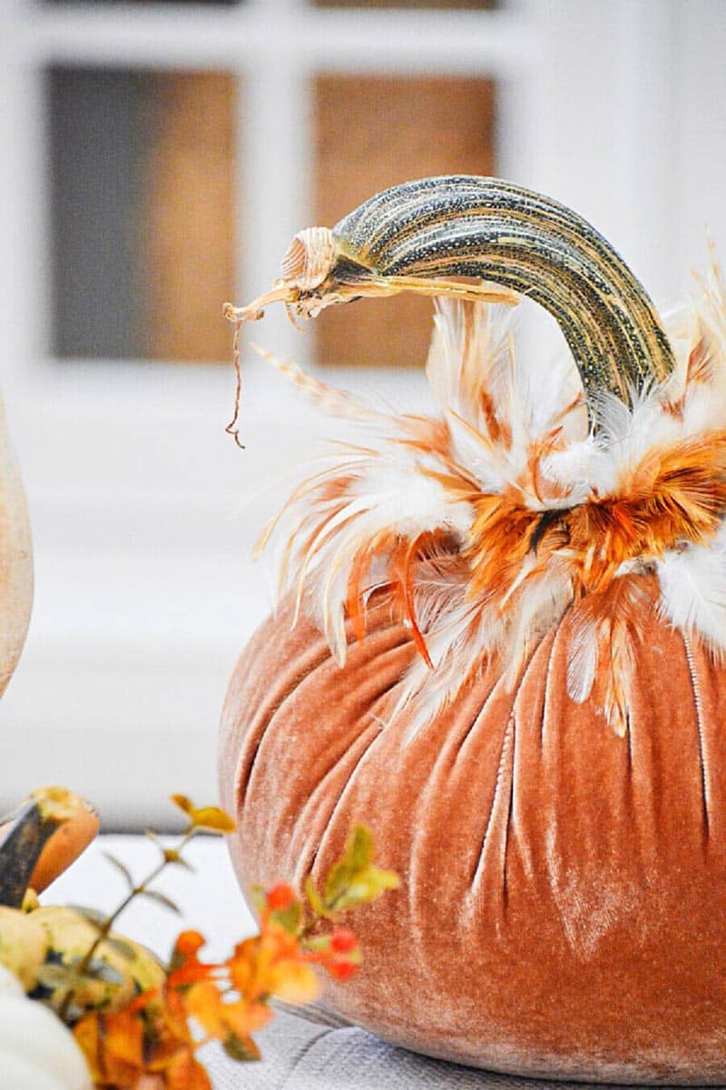 Discover a curated list of fabulous and fresh farmhouse DIYs to cozy up your home this Fall! Blogs and Instagram accounts included.