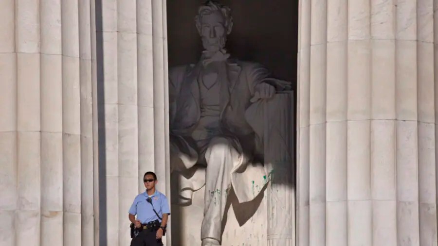 Lincoln Memorial VANDALIZED!