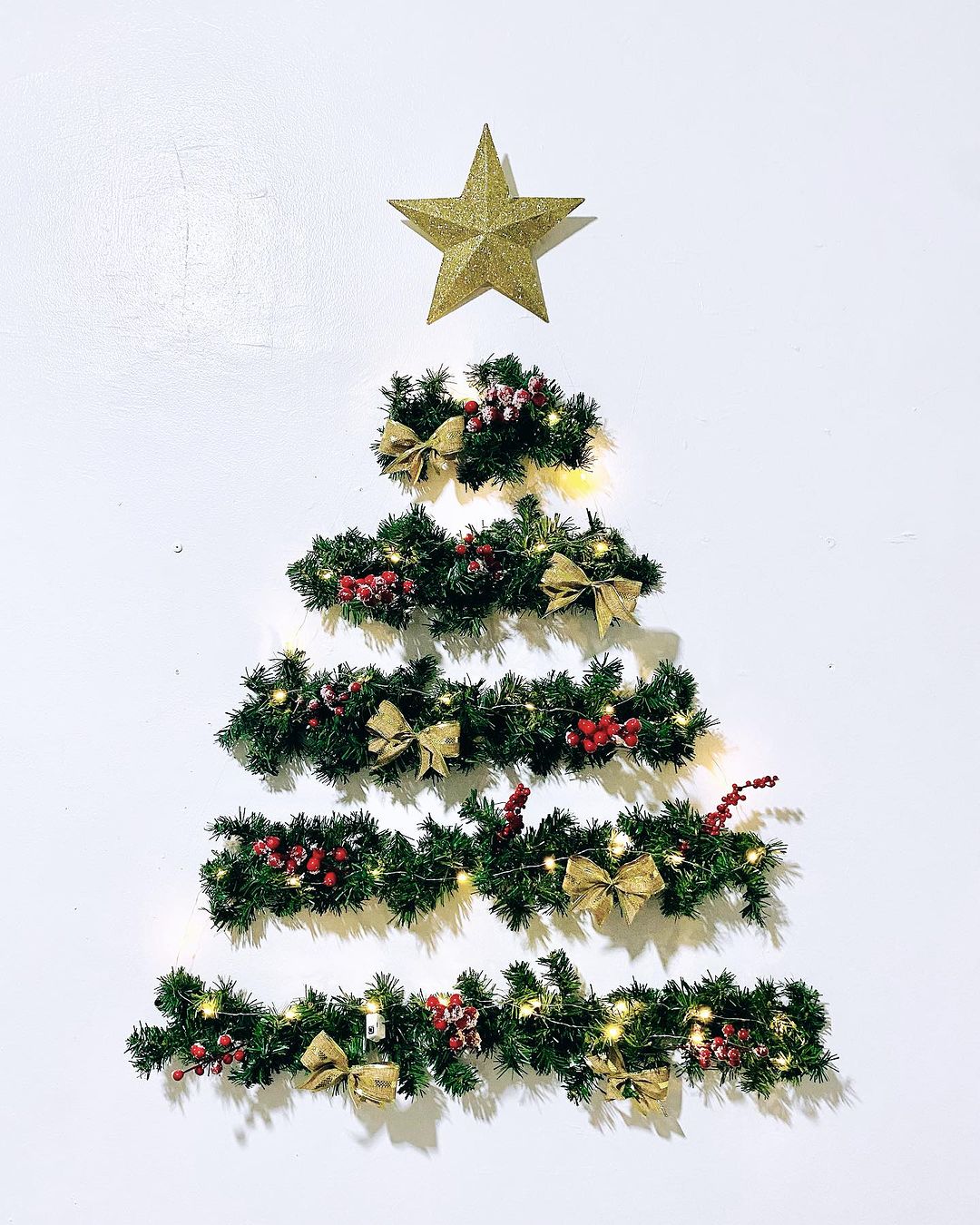 15 Super Festive And Creative Wall Christmas Tree Decor Ideas