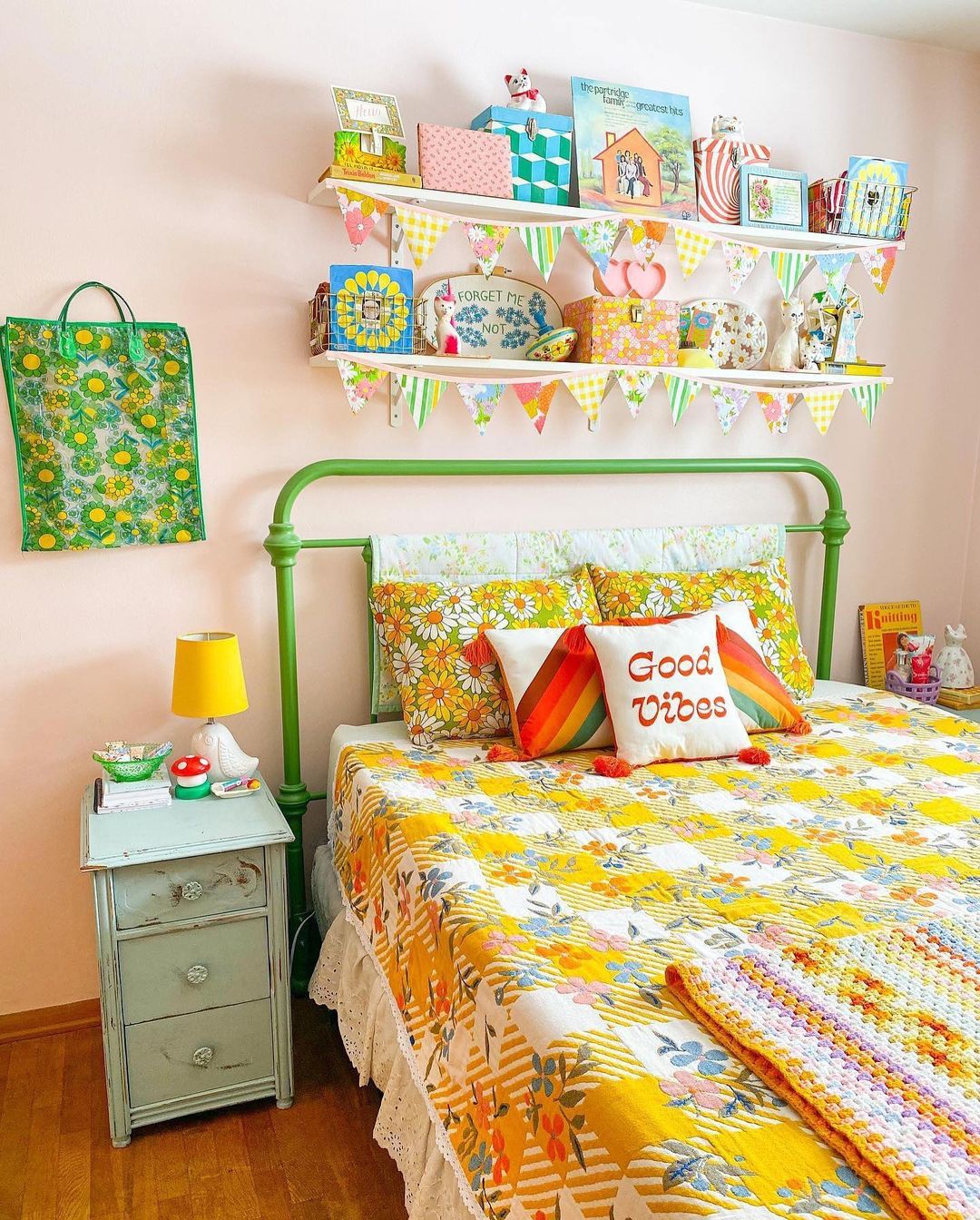 15 Super Retro Bedroom Ideas You Will Love