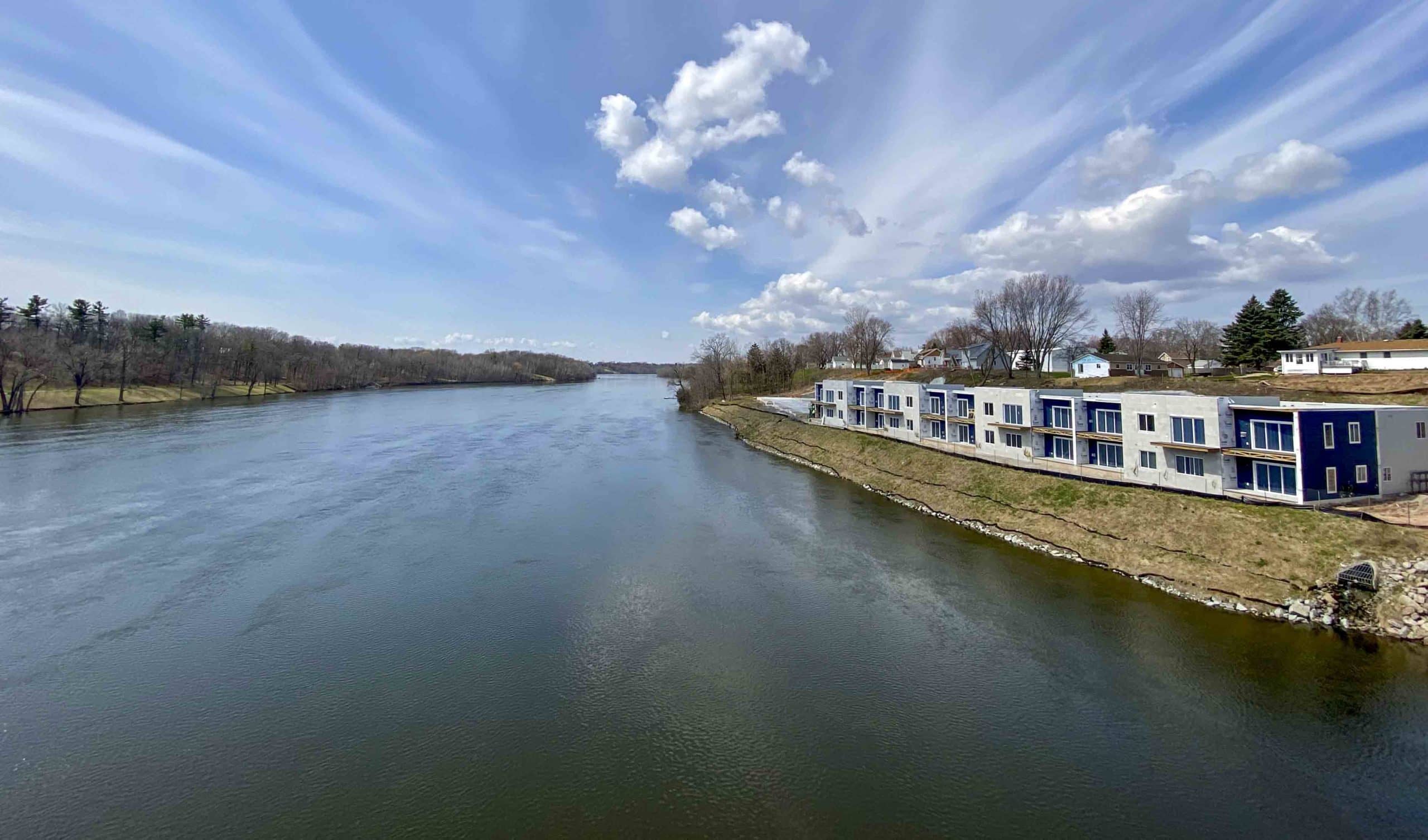 Gallery 1 Bedroom & 2 Bedroom Waterfront Luxury Apartments for rent WI