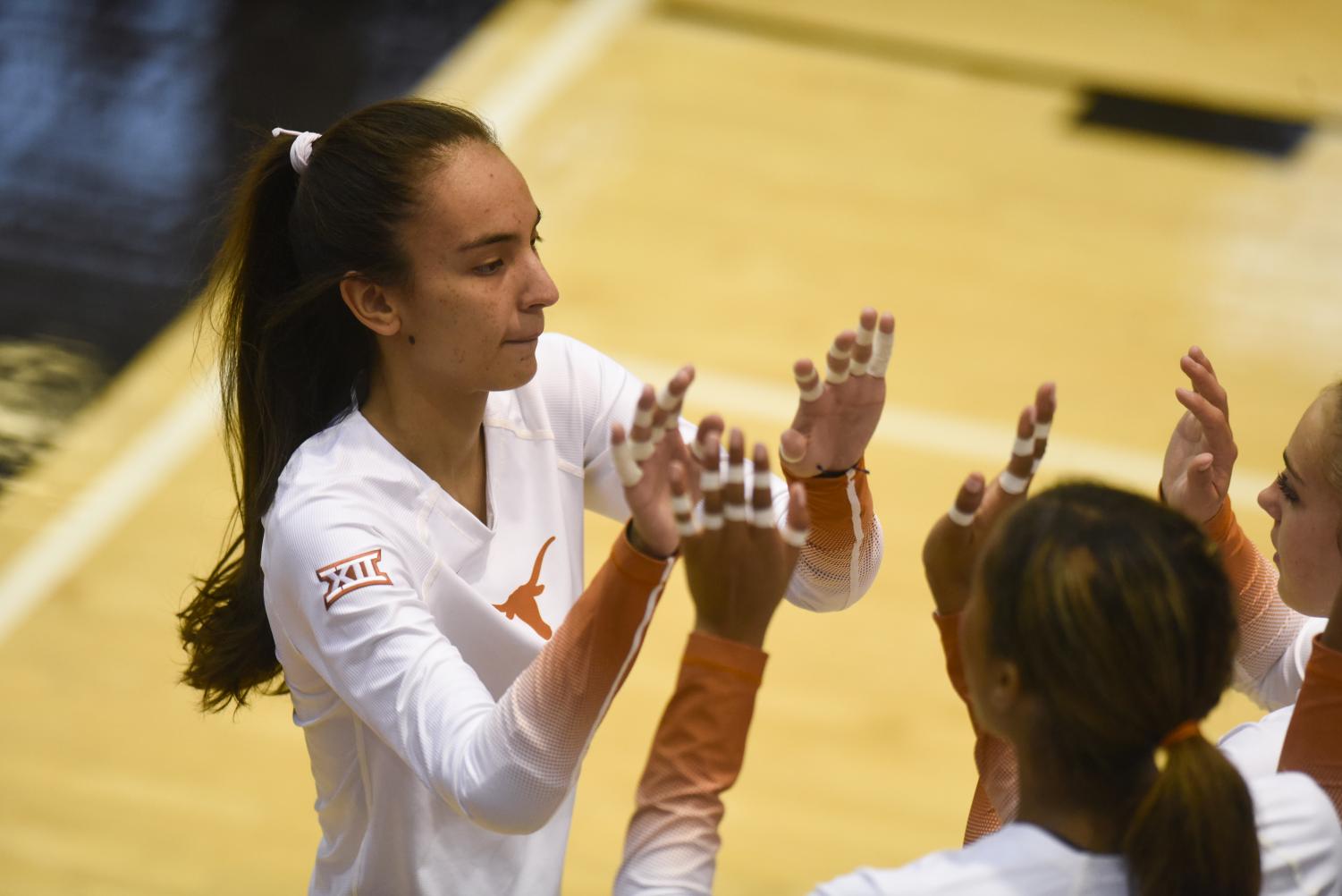 No. 1 Texas volleyball dominates Rice in 5th sweep of the season The