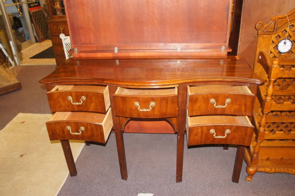 Thomasville Furniture Serpentine Dining Room Sideboard Credenza Buffet