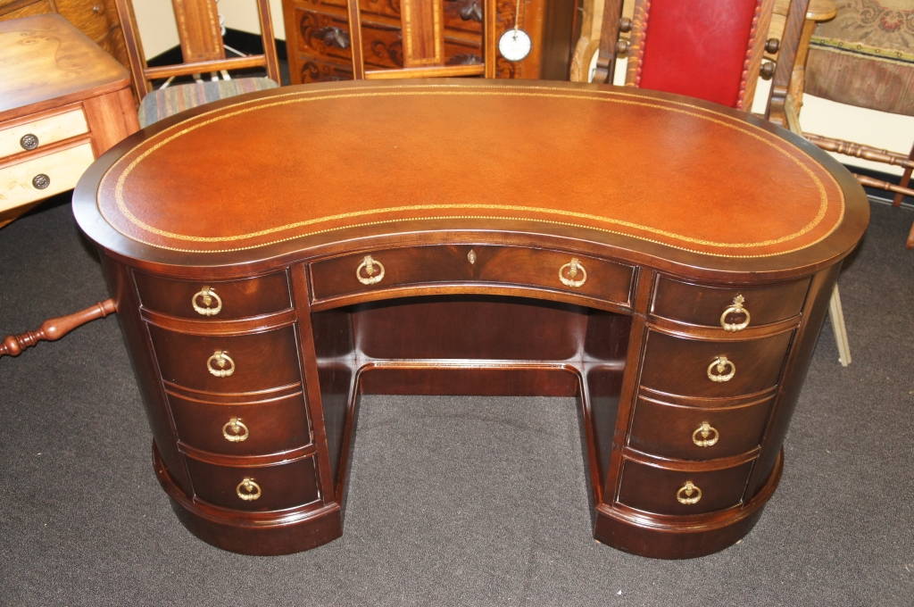 Vintage Sligh Furniture Kidney Bean Leather Top Office Desk Executive
