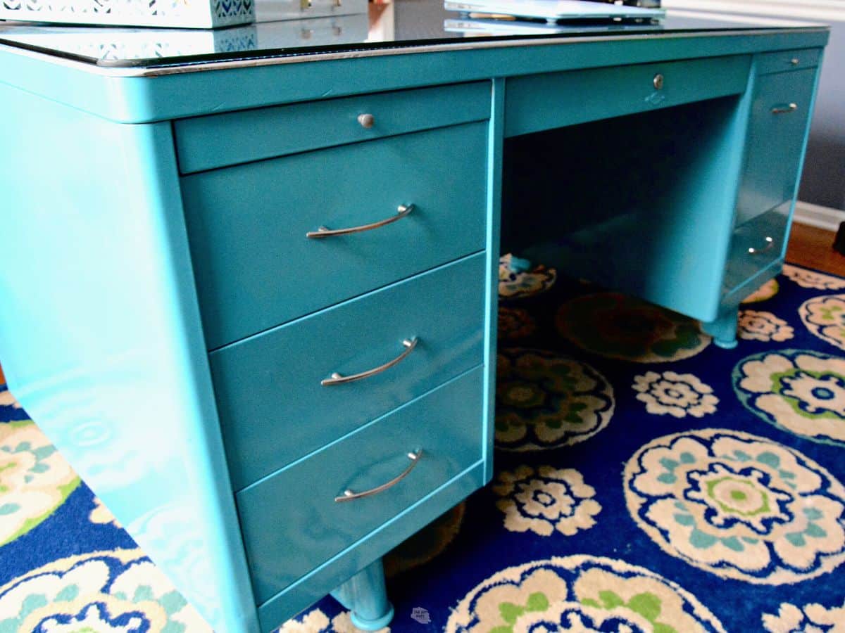 How to Paint a Metal Desk
