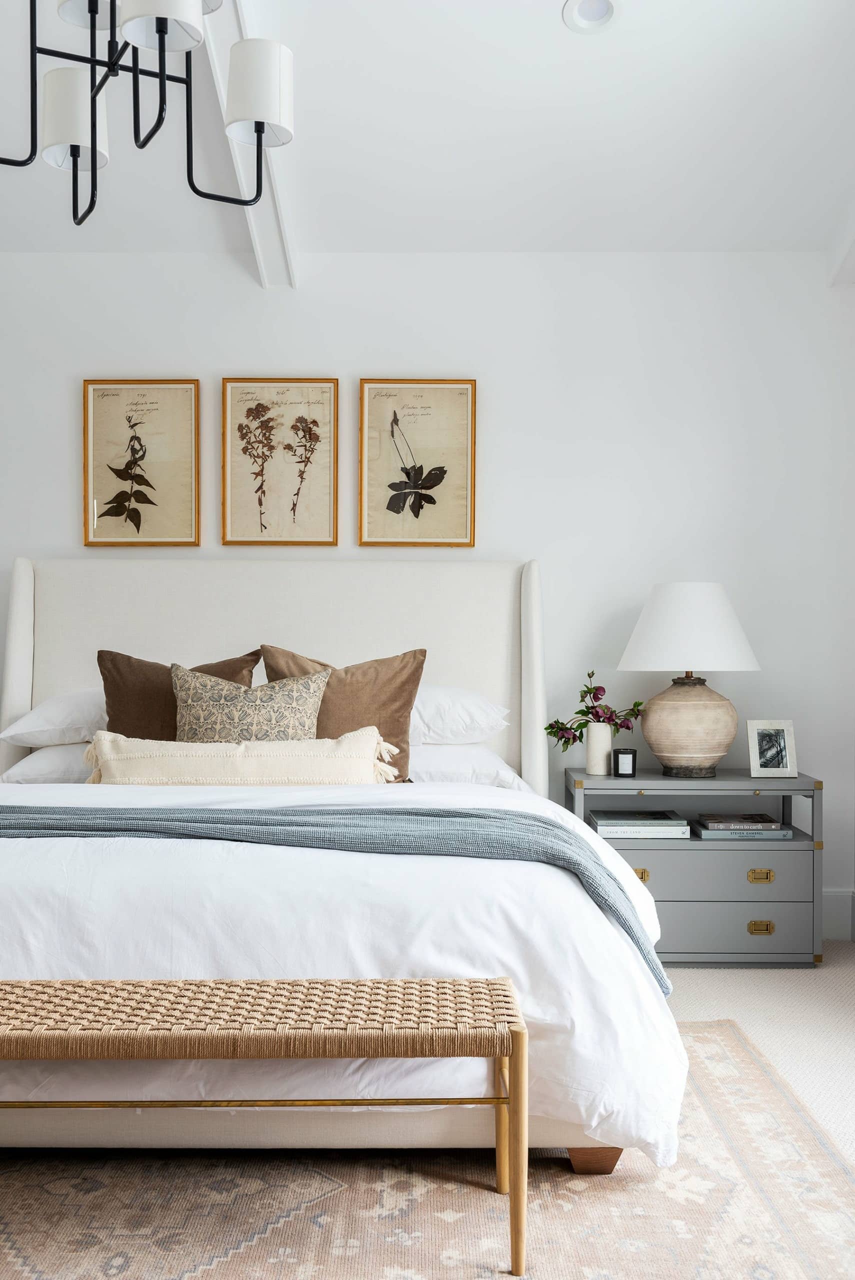 How To Layer Pillows On A King And Queen Bed Dwell Oak atelieryuwa
