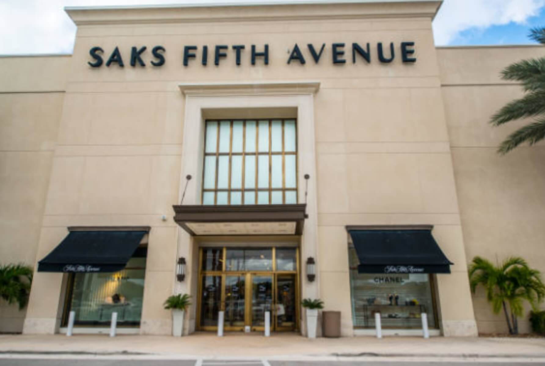 Saks Fifth Avenue will split the luxury department store’s website into