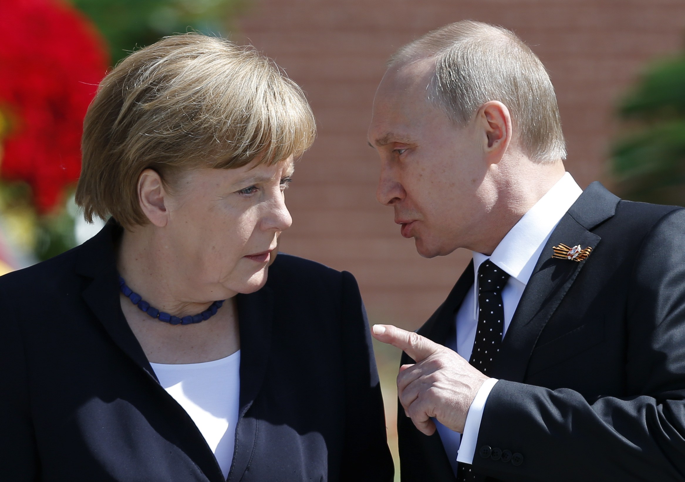 Tiedoston kuva Venäjän presidentti Vladimir Putin puhuu Saksan liittokansleri Angela Merkel on hauta Tuntemattoman sotilaan Kremlin seinät Moskovassa, 10. toukokuuta 2015 Moskovan sekaantua väitetyn raiskauksen tapausta, saksalais-venäläisen tyttö täällä on lisännyt huolenaiheet Berliinissä, että Venäjä yrittää lietsoa ongelmia Saksassa, jonka tarkoituksena on heikentää liittokansleri Angela Merkel.  REUTERS / Maxim Shemetov / Files - RTX24XXM
