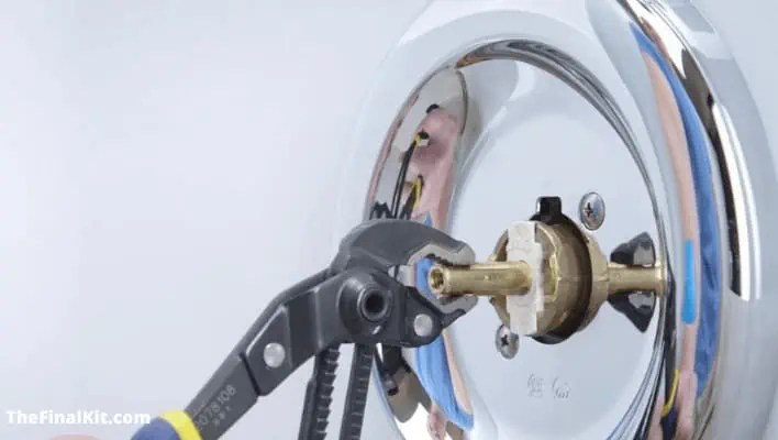 Moen 2590 vs 2510 (What the Difference & Which One Better)