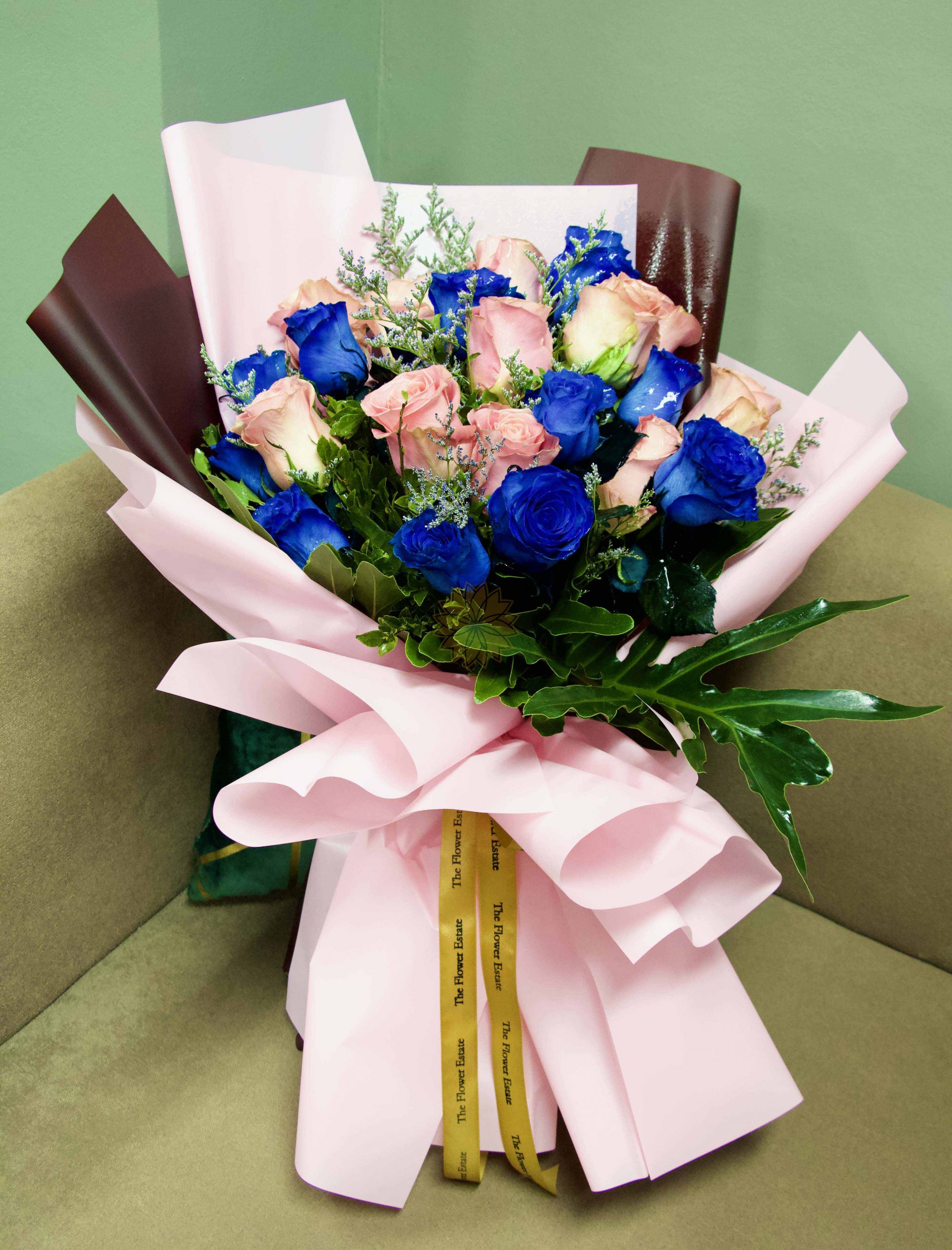 24 Ecuadorian Roses Bouquet (Royal Blue & Pink) The Flower Estate