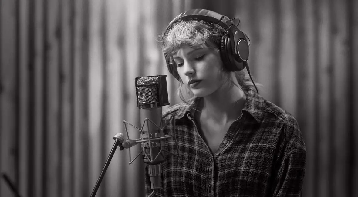 'Folklore The Long Pond Studio Sessions' review Taylor goes