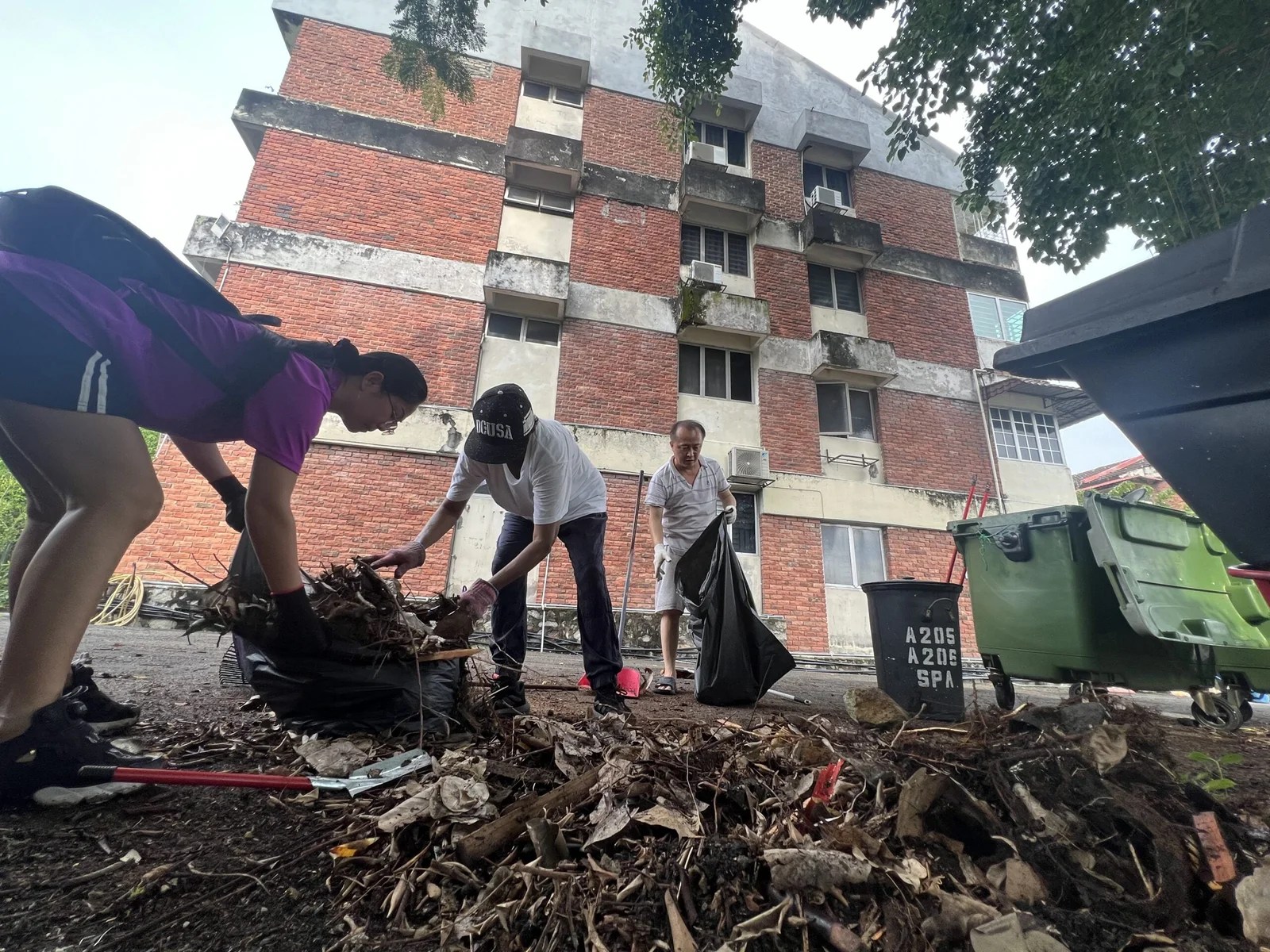 Sea Park Apartments organise gotongroyong THE FOURTH